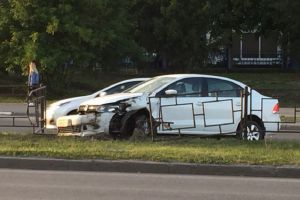 У «Олимпа» в Пензе легковушка изуродовала капот, врезавшись в ограждение