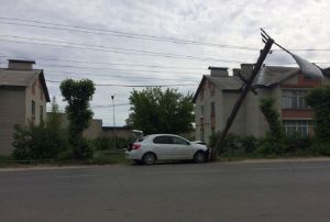 В Заречном иномарка размозжила бампер, въехав в фонарь