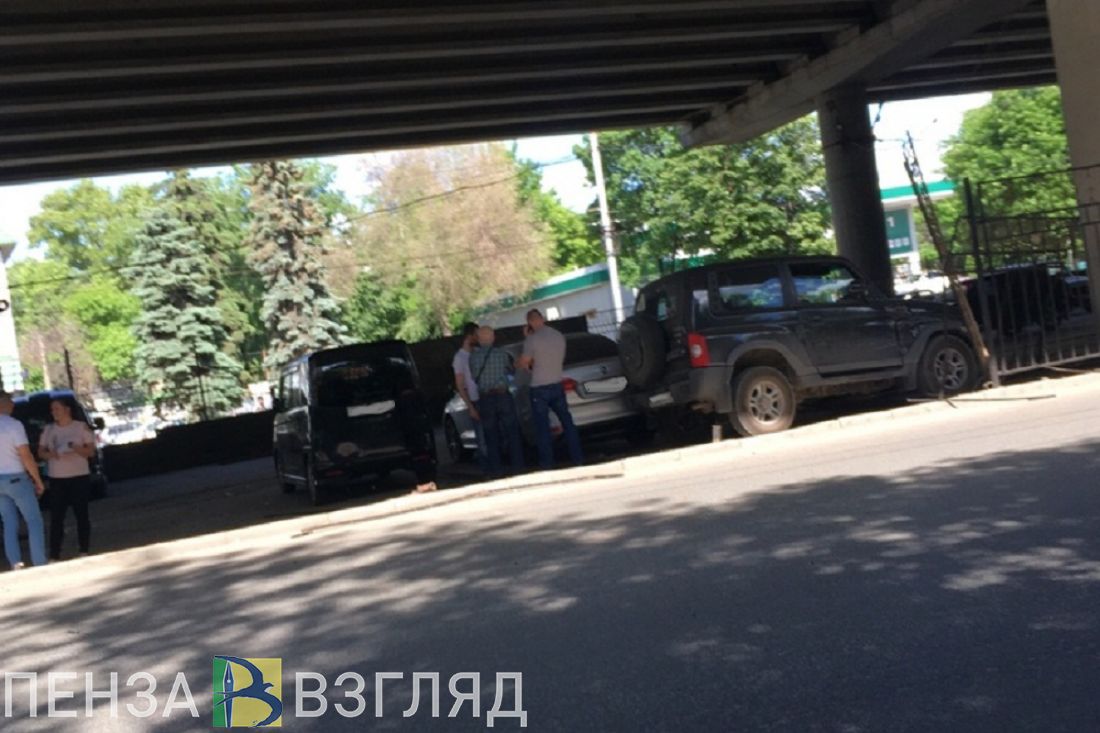 Появились фото и видео с места ДТП, где джип снес ограждение под мостом в Пензе