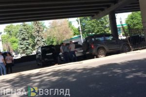 Появились фото и видео с места ДТП, где джип снес ограждение под мостом в Пензе
