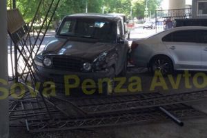 В Пензе джип снес ограждение под мостом и врезался в машину