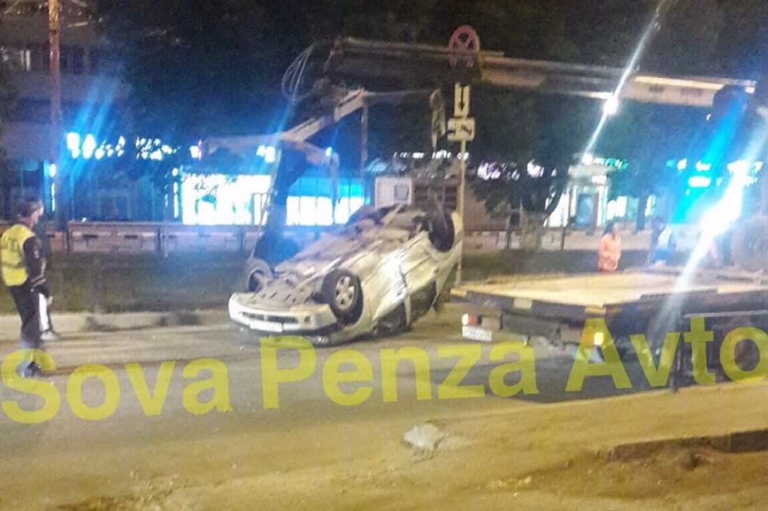 Ночью в центре Пензы перевернулась иномарка