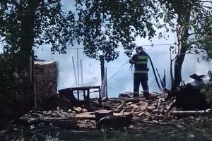 Серьезный пожар в доме и надворных постройках на окраине Пензы тушили 18 человек