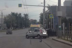 Стоит «скорая». На Южной поляне в Пензе у легковушки разворотило переднюю часть