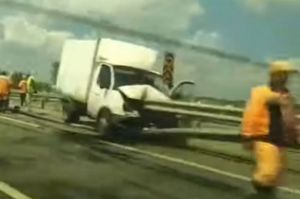 На трассе под Пензой автофургон прошило металлическим отбойником. Видео
