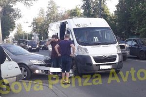 В Пензе легковушка осталась без бампера после столкновения с маршруткой