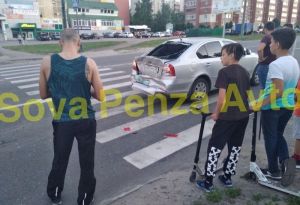 В Пензе на пешеходном переходе грузовик врезался в легковушку. Фото
