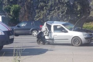 На проспекте Победы в Пензе в результате жесткого ДТП багажник «Renault» вмяло в салон. Фото