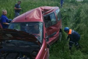 Под Пензой грузовик смял иномарку и вынес ее в кювет