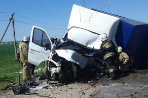 Спасателям пришлось вырезать тело водителя. Новые шокирующие снимки с места смертельного ДТП в Кузнецке