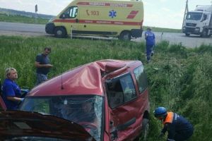 В пензенском УГИБДД рассказали подробности ДТП, где грузовик смял легковушку и вынес ее в кювет