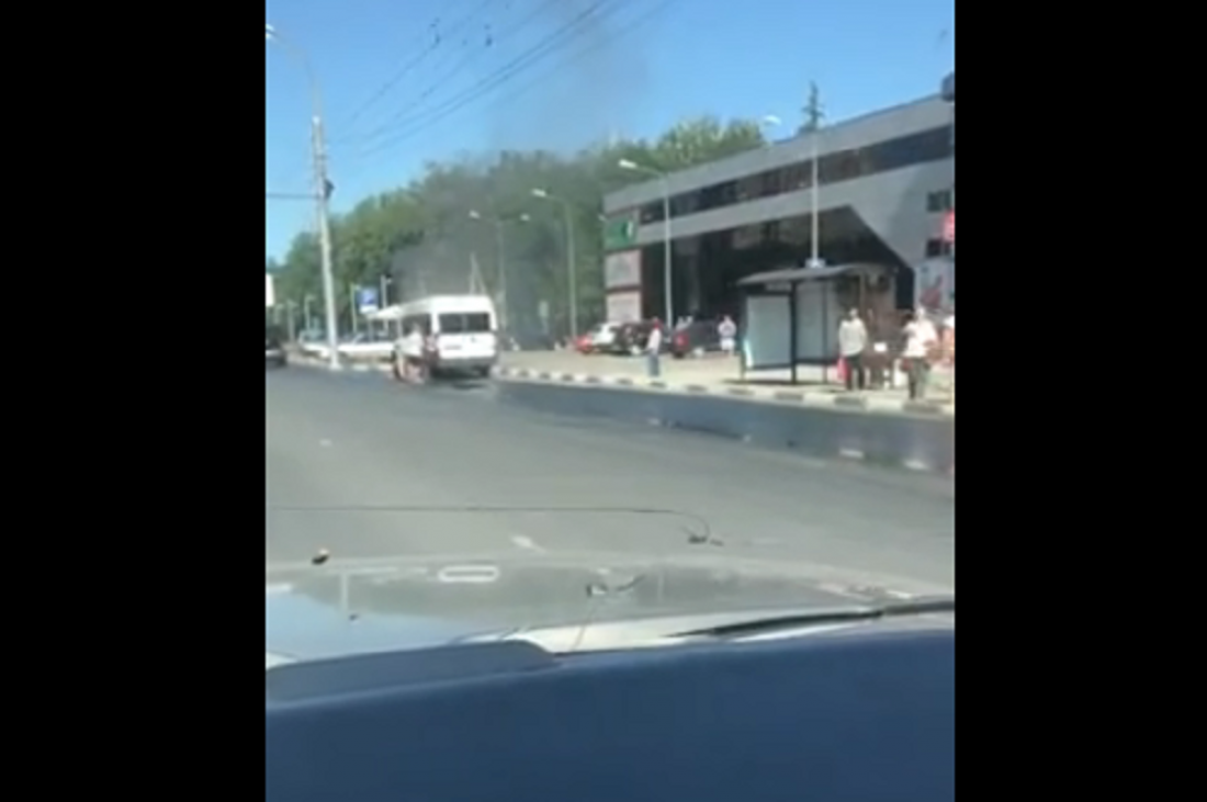 На проспекте Победы в Пензе задымилась маршрутка