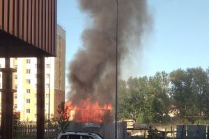 Появилось видео с места загорания строительного вагончика на улице Антонова в Пензе