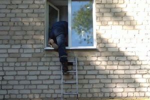 В Пензе спасатели помогли запертой в квартире пожилой женщине