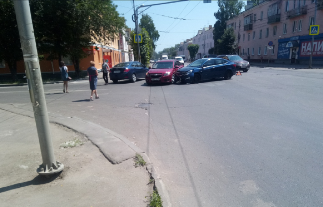 В Заводском районе Пензы две столкнувшиеся иномарки спровоцировали пробку