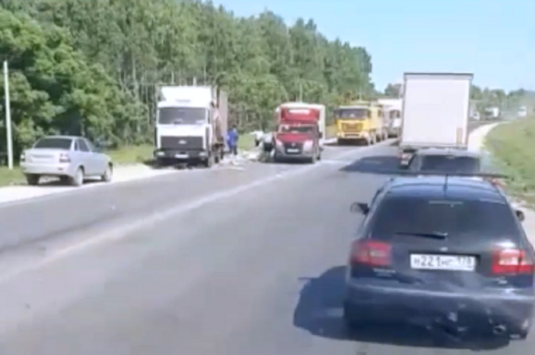 На въезде в Мокшан Пензенской области жестко столкнулись «ГАЗель» и фура. Видео