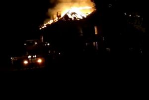 В Сети опубликовано видео с улицы Воровского в Пензе, где полыхал дом