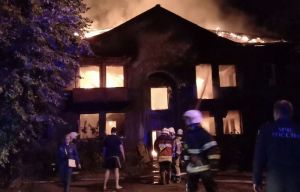 Ночью на улице Воровского в Пензе сгорел дом. Фото