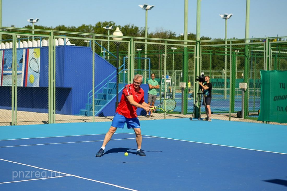 Теннис ветераны itf. Семейный Пенза теннис. Сок семейный Пенза теннис. Иван корт. Белозерцев Иван фото в спортивном.