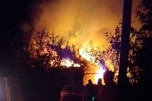 «Ходил в одном нижнем белье, с голыми ногами». В Тамале Пензенской области вспыхнул жилой дом