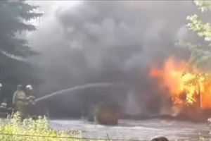«Столб дыма виден из Грабово». Видео с места пожара на территории заброшенного завода в Пензе