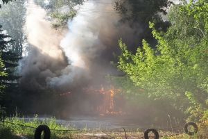 «Клубы черного дыма и огонь». Пензенцы публикуют фото впечатляющего пожара на территории бывшего завода