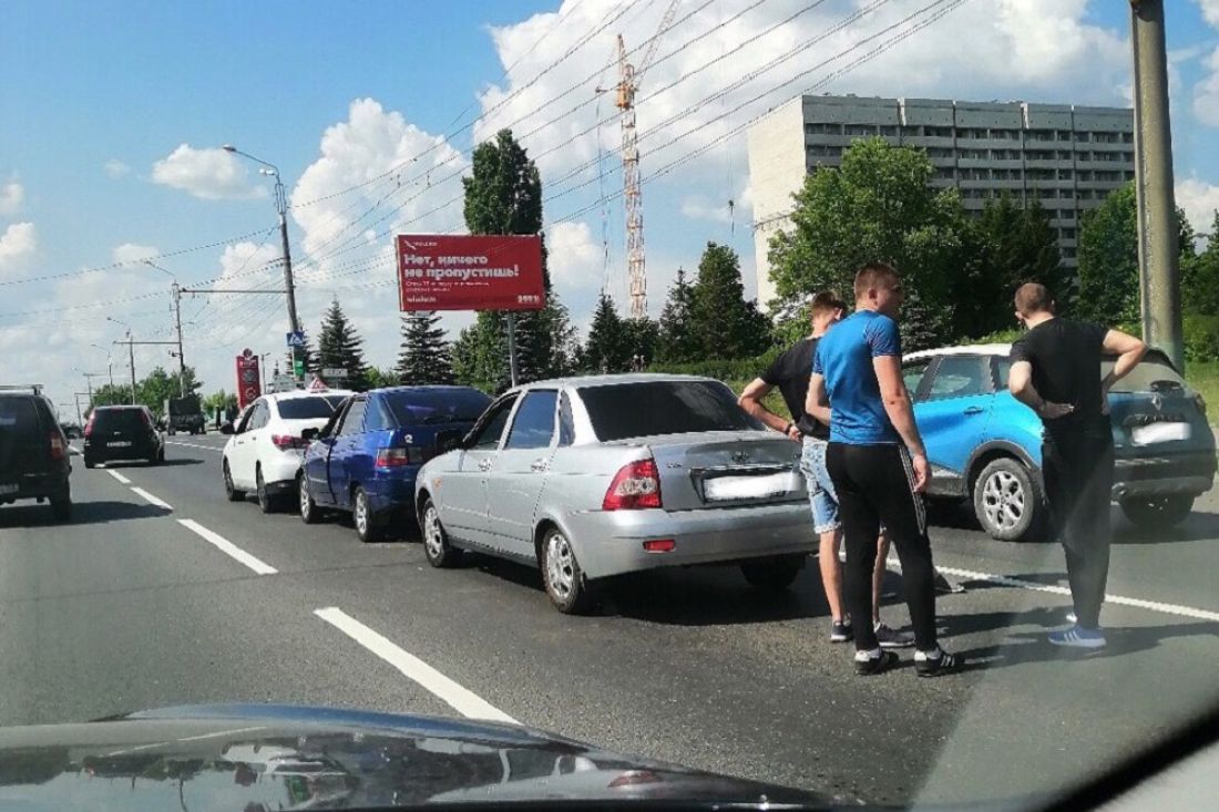 На улице 8 Марта в Пензе в учебную машину врезались два автомобиля