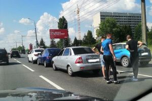 На улице 8 Марта в Пензе в учебную машину врезались два автомобиля