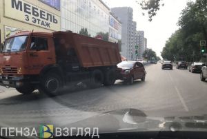 Возле ТЦ на Рахманинова в Пензе иномарка догнала «КамАЗ»