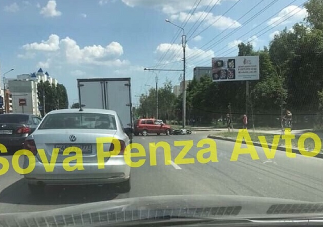 «Сбили мужчину на скутере». Пензенцы сообщают об аварии в микрорайоне Арбеково