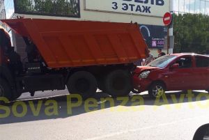 «Скорая» приехала. В Пензе иномарка разбилась об «КамАЗ»
