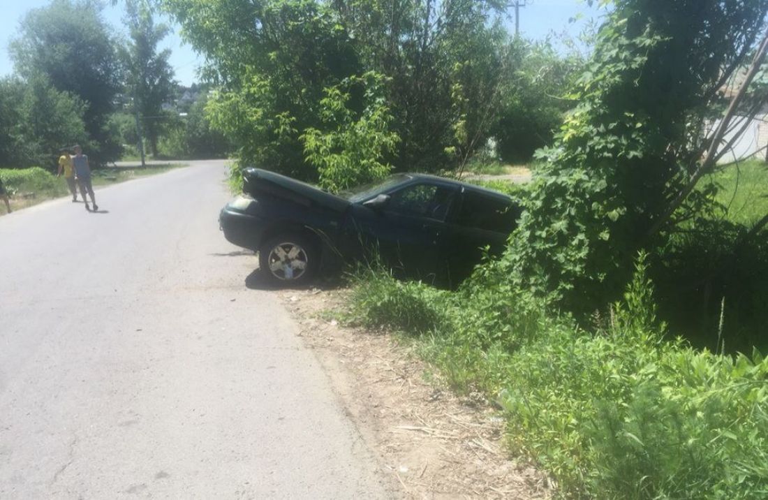 В пензенской Веселовке при загадочных обстоятельствах автомобиль свалился в  ручей