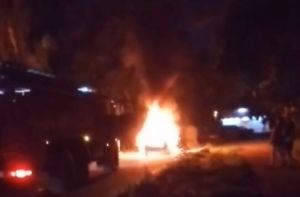 Опубликовано видео с автомобилем, горевшим ночью на улице Островского в Пензе