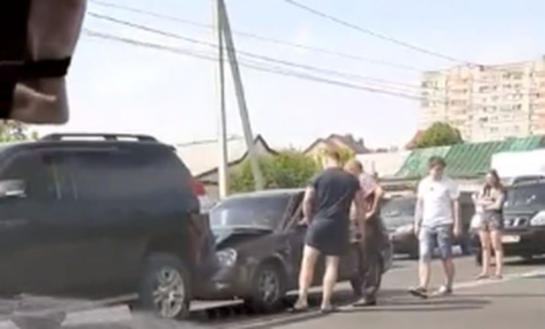 На улице Аустрина в Пензе водитель «Лады» врезался в дорогостоящий внедорожник. Видео