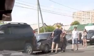На улице Аустрина в Пензе водитель «Лады» врезался в дорогостоящий внедорожник. Видео