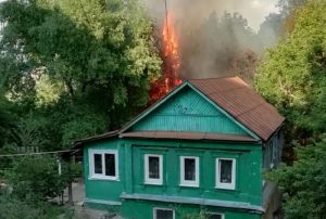 Около телевышки в частном секторе Пензы произошел большой пожар