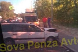 Искореженные машины на улице Аустрина в Пензе попали на видео