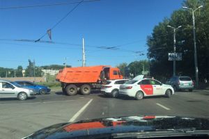 На кольце проспекта Победы в Пензе две легковушки устроили ДТП