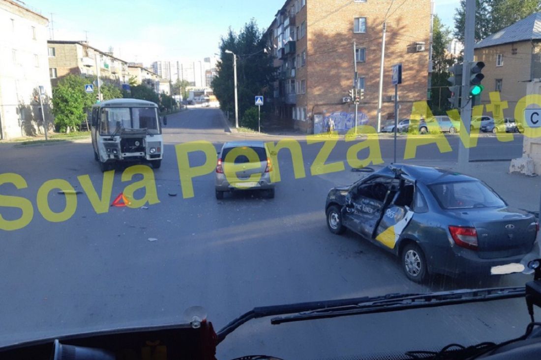 В Пензе при столкновении с автобусом двери «Яндекс.Такси» вмяло в салон
