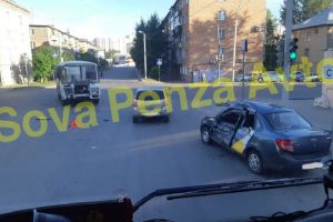 В Пензе при столкновении с автобусом двери «Яндекс.Такси» вмяло в салон