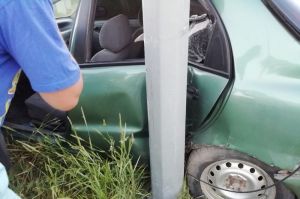 «Колесо разулось переднее». На улице Окружной в Пензе парни на машине едва не врезались в столб