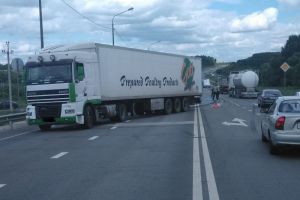 Появились фото с места смертельной аварии в Пензенской области, где фура сбила женщину
