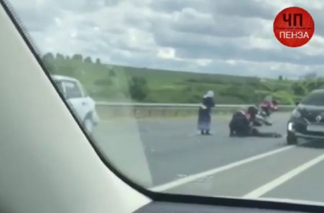 «Мотоциклист разбился». Очевидцы публикуют видео с места аварии под Пензой