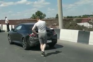 Пензенцы сняли на видео аварию с «Яндекс. Такси» на Сурском мосту
