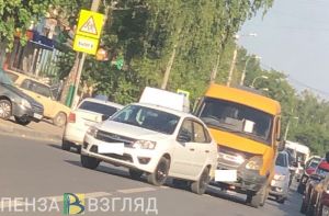 На Западной поляне в Пензе «ГАЗель» влетела в легковушку