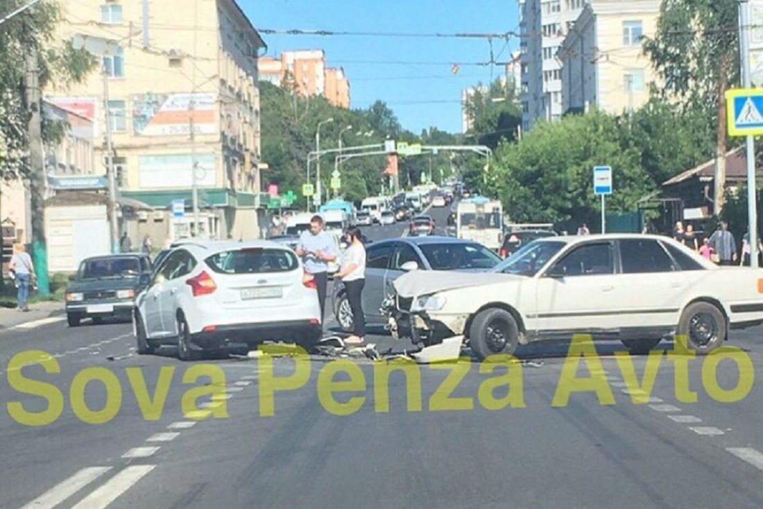 В Пензе на Набережной реки Мойки жестко столкнулись иномарки