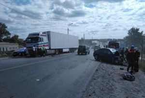 В Пензенской области мертвого водителя пришлось доставать из машины с помощью специнструмента. Фото
