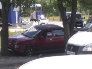 «Прямо на ровном месте» В Кузнецке «десятка» влетела в дерево