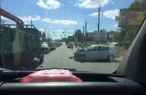На Южной поляне в Пензе легковушка с искореженным кузовом встала посреди дороги