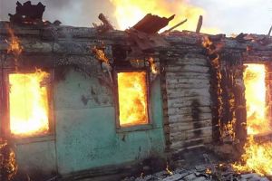 Пламя охватило дом изнутри. Снимки с места пожара, где погибла жительница Пензенской области